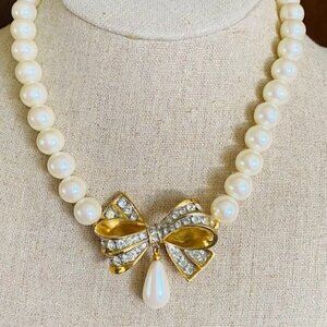Richelieu Vintage Rhinestone Bow Pearl Necklace Gold Tone